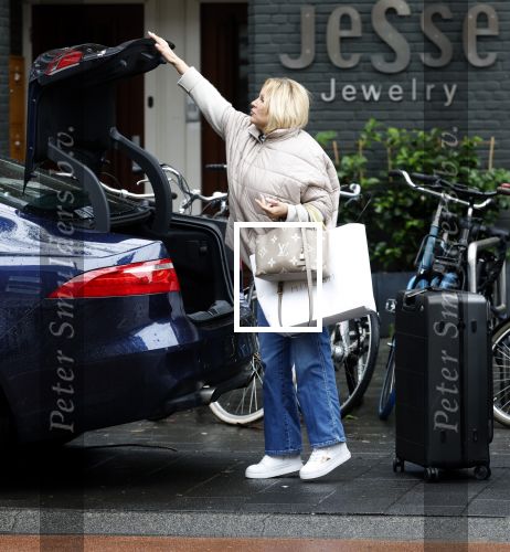 Amsterdam 7 juni 2025
Tatjana arriveert met haar koffer bij haar appartement in Amsterdam zuid