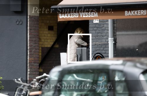 Amsterdam 7 juni 2025
Tatjana arriveert met haar koffer bij haar appartement in Amsterdam zuid
