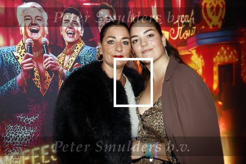 Amsterdam 1 juni 2025
Rene Froger krijgt na de laatste toppers in concert een koninklijke onderscheiding in de Johan Cruyff arena . Therese Boer kwam met dochter Isabelle en zoon Jimmie