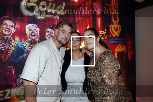 Amsterdam 1 juni 2025
Rene Froger krijgt na de laatste toppers in concert een koninklijke onderscheiding in de Johan Cruyff arena . Therese Boer kwam met dochter Isabelle en zoon Jimmie