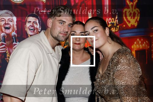 Amsterdam 1 juni 2025
Rene Froger krijgt na de laatste toppers in concert een koninklijke onderscheiding in de Johan Cruyff arena . Therese Boer kwam met dochter Isabelle en zoon Jimmie