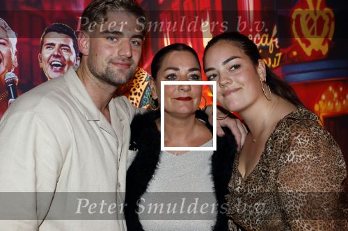 Amsterdam 1 juni 2025
Rene Froger krijgt na de laatste toppers in concert een koninklijke onderscheiding in de Johan Cruyff arena . Therese Boer kwam met dochter Isabelle en zoon Jimmie