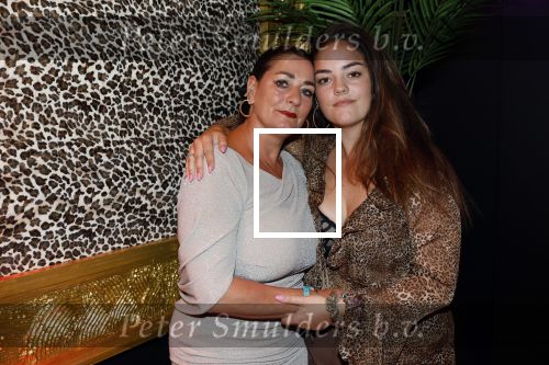 Amsterdam 1 juni 2025
Rene Froger krijgt na de laatste toppers in concert een koninklijke onderscheiding in de Johan Cruyff arena . De hele familike van Rene en Natasja is aanwezig . Natacha Danny Froger ( met vrouw) Didier Froger(met vriendin) en Maxim Froger (met vriendin) Ook Gerard Joling Jeroen v d Boom en Jan Smit waren natuurlijk aanwezig. Therese Boer met dochter