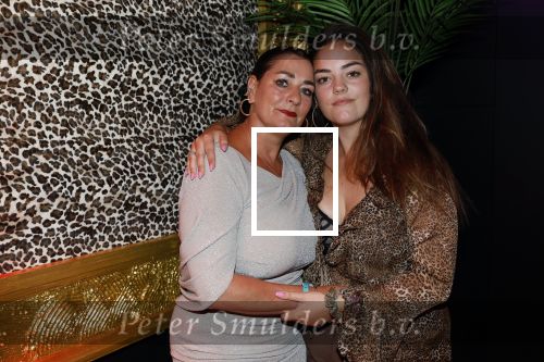 Amsterdam 1 juni 2025
Rene Froger krijgt na de laatste toppers in concert een koninklijke onderscheiding in de Johan Cruyff arena . De hele familike van Rene en Natasja is aanwezig . Natacha Danny Froger ( met vrouw) Didier Froger(met vriendin) en Maxim Froger (met vriendin) Ook Gerard Joling Jeroen v d Boom en Jan Smit waren natuurlijk aanwezig. Therese Boer met dochter