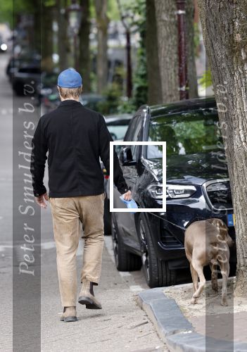 Amsterdam 5 juni 2025
Thijs Romer met petje op laat zijn hond uit in het centrum van Amsterdam.