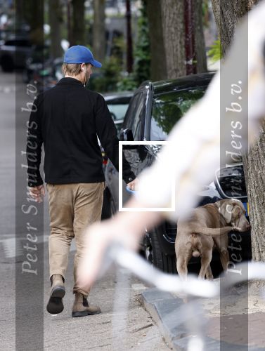 Amsterdam 5 juni 2025
Thijs Romer met petje op laat zijn hond uit in het centrum van Amsterdam.
