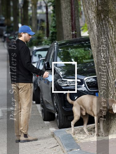 Amsterdam 5 juni 2025
Thijs Romer met petje op laat zijn hond uit in het centrum van Amsterdam.