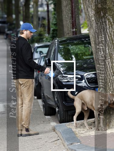 Amsterdam 5 juni 2025
Thijs Romer met petje op laat zijn hond uit in het centrum van Amsterdam.