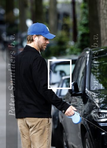 Amsterdam 5 juni 2025
Thijs Romer met petje op laat zijn hond uit in het centrum van Amsterdam.