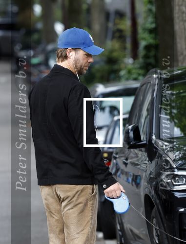 Amsterdam 5 juni 2025
Thijs Romer met petje op laat zijn hond uit in het centrum van Amsterdam.