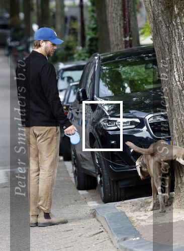 Amsterdam 5 juni 2025
Thijs Romer met petje op laat zijn hond uit in het centrum van Amsterdam.