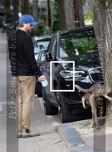 Amsterdam 5 juni 2025
Thijs Romer met petje op laat zijn hond uit in het centrum van Amsterdam.