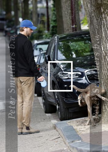Amsterdam 5 juni 2025
Thijs Romer met petje op laat zijn hond uit in het centrum van Amsterdam.