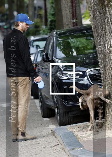 Amsterdam 5 juni 2025
Thijs Romer met petje op laat zijn hond uit in het centrum van Amsterdam.
