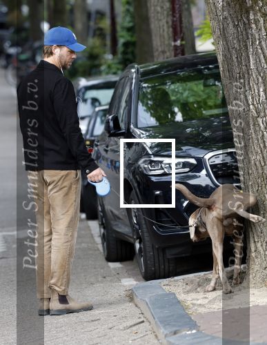 Amsterdam 5 juni 2025
Thijs Romer met petje op laat zijn hond uit in het centrum van Amsterdam.