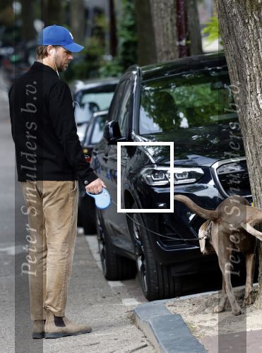 Amsterdam 5 juni 2025
Thijs Romer met petje op laat zijn hond uit in het centrum van Amsterdam.