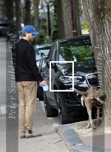 Amsterdam 5 juni 2025
Thijs Romer met petje op laat zijn hond uit in het centrum van Amsterdam.