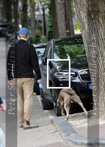 Amsterdam 5 juni 2025
Thijs Romer met petje op laat zijn hond uit in het centrum van Amsterdam.
