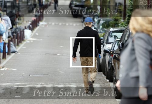 Amsterdam 5 juni 2025
Thijs Romer met petje op laat zijn hond uit in het centrum van Amsterdam.