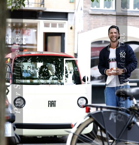 Amsterdam 4 juni 2025
Thomas v d Vlugt met zijn fiat 500 karretje in het centrum van Amsterdam
