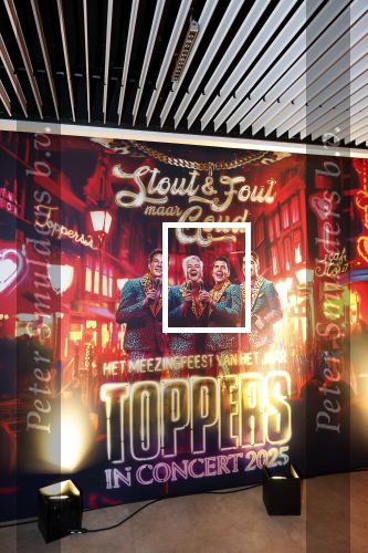 Amsterdam 1 juni 2025
Rene Froger krijgt na de laatste toppers in concert een koninklijke onderscheiding in de Johan Cruyff arena . Ook de andere toopers Jan Smit Gerard Joling en Jeroen v d Boom waren natuurlijk aanwezig.