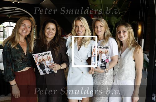 Naarden 18 juni 2025
Presentatie tijdschrift Vivian Reijs ( Hormonen ) bij het Arsenaal . Vivian Reijs met haar team