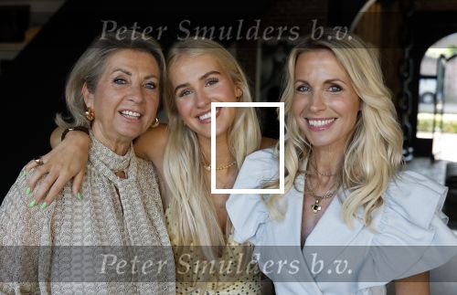 Naarden 18 juni 2025
Presentatie tijdschrift Vivian Reijs ( Hormonen ) bij het Arsenaal . Vivian Reijs met haar moeder Meddy Clous en dochter Day Ewbank