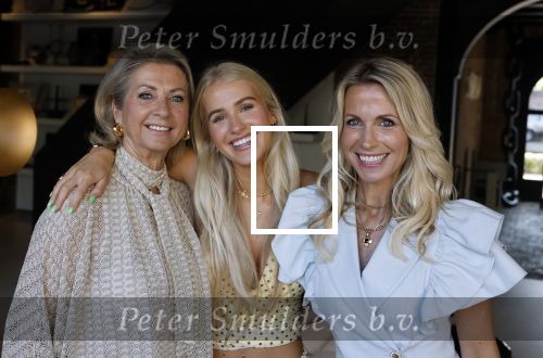 Naarden 18 juni 2025
Presentatie tijdschrift Vivian Reijs ( Hormonen ) bij het Arsenaal . Vivian Reijs met haar moeder Meddy Clous en dochter Day Ewbank
