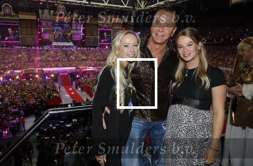 Amsterdam 1 juni 2025
Rene Froger krijgt na de laatste toppers in concert een koninklijke onderscheiding in de Johan Cruyff arena . Wino Omtzigt met zijn dochters Romy en Jacky