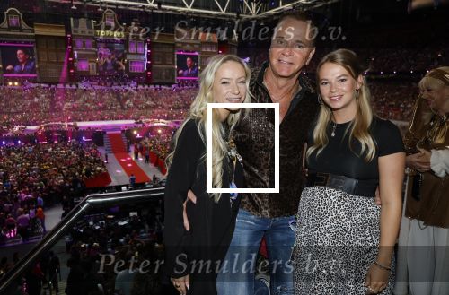 Amsterdam 1 juni 2025
Rene Froger krijgt na de laatste toppers in concert een koninklijke onderscheiding in de Johan Cruyff arena . Wino Omtzigt met zijn dochters Romy en Jacky