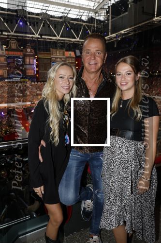 Amsterdam 1 juni 2025
Rene Froger krijgt na de laatste toppers in concert een koninklijke onderscheiding in de Johan Cruyff arena . Wino Omtzigt met zijn dochters Romy en Jacky