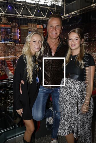 Amsterdam 1 juni 2025
Rene Froger krijgt na de laatste toppers in concert een koninklijke onderscheiding in de Johan Cruyff arena . Wino Omtzigt met zijn dochters Romy en Jacky