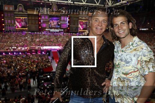 Amsterdam 1 juni 2025
Rene Froger krijgt na de laatste toppers in concert een koninklijke onderscheiding in de Johan Cruyff arena . Wino Omtzigt met partner Glenn