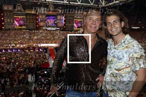 Amsterdam 1 juni 2025
Rene Froger krijgt na de laatste toppers in concert een koninklijke onderscheiding in de Johan Cruyff arena . Wino Omtzigt met partner Glenn