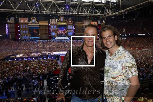 Amsterdam 1 juni 2025
Rene Froger krijgt na de laatste toppers in concert een koninklijke onderscheiding in de Johan Cruyff arena . Wino Omtzigt met partner Glenn