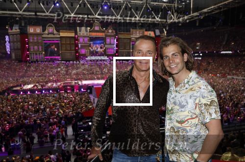Amsterdam 1 juni 2025
Rene Froger krijgt na de laatste toppers in concert een koninklijke onderscheiding in de Johan Cruyff arena . Wino Omtzigt met partner Glenn