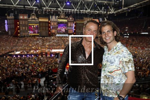 Amsterdam 1 juni 2025
Rene Froger krijgt na de laatste toppers in concert een koninklijke onderscheiding in de Johan Cruyff arena . Wino Omtzigt met partner Glenn