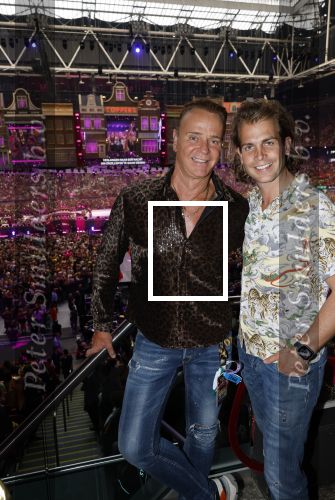 Amsterdam 1 juni 2025
Rene Froger krijgt na de laatste toppers in concert een koninklijke onderscheiding in de Johan Cruyff arena . Wino Omtzigt met partner Glenn