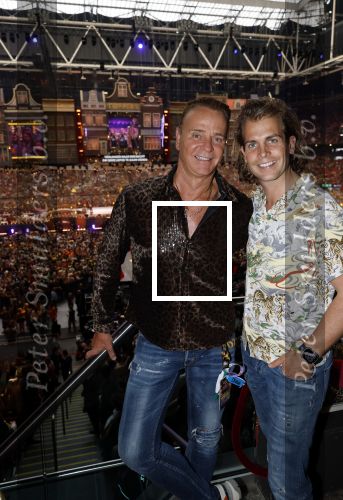 Amsterdam 1 juni 2025
Rene Froger krijgt na de laatste toppers in concert een koninklijke onderscheiding in de Johan Cruyff arena . Wino Omtzigt met partner Glenn