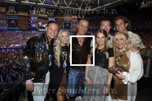 Amsterdam 1 juni 2025
Rene Froger krijgt na de laatste toppers in concert een koninklijke onderscheiding in de Johan Cruyff arena . Wino Omtzigt met partner Glenn Kinderen Jacky en Romy (met partners) en Mary Borsato