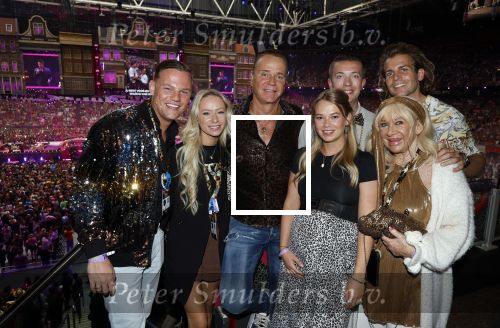 Amsterdam 1 juni 2025
Rene Froger krijgt na de laatste toppers in concert een koninklijke onderscheiding in de Johan Cruyff arena . Wino Omtzigt met partner Glenn Kinderen Jacky en Romy (met partners) en Mary Borsato