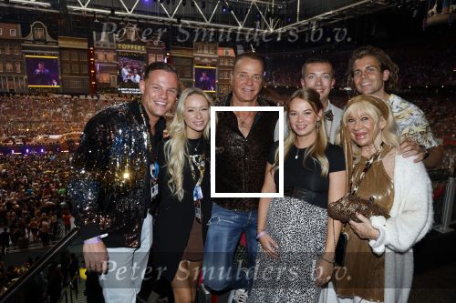 Amsterdam 1 juni 2025
Rene Froger krijgt na de laatste toppers in concert een koninklijke onderscheiding in de Johan Cruyff arena . Wino Omtzigt met partner Glenn Kinderen Jacky en Romy (met partners) en Mary Borsato