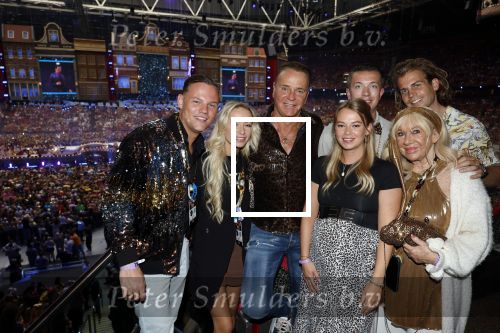 Amsterdam 1 juni 2025
Rene Froger krijgt na de laatste toppers in concert een koninklijke onderscheiding in de Johan Cruyff arena . Wino Omtzigt met partner Glenn Kinderen Jacky en Romy (met partners) en Mary Borsato