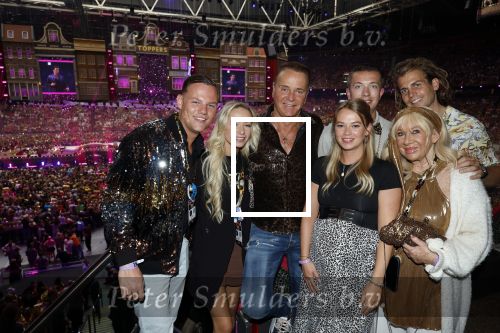 Amsterdam 1 juni 2025
Rene Froger krijgt na de laatste toppers in concert een koninklijke onderscheiding in de Johan Cruyff arena . Wino Omtzigt met partner Glenn Kinderen Jacky en Romy (met partners) en Mary Borsato