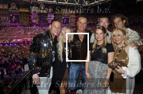 Amsterdam 1 juni 2025
Rene Froger krijgt na de laatste toppers in concert een koninklijke onderscheiding in de Johan Cruyff arena . Wino Omtzigt met partner Glenn Kinderen Jacky en Romy (met partners) en Mary Borsato