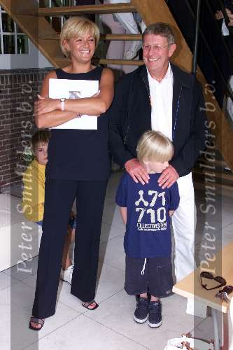 Naarden 03 Juli1999
Jan des Bouvrie uitreiking boek.
Jan met zijn zoontje en Caroline Tenssen met haar zoontje