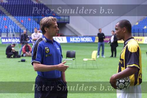 Arnhem 06-07-1999
Ploeg-voorstelling Vitesse seizoen 1999/2000
Orlando Trustfull in gesprek met Hebert Neumann