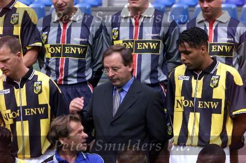 Arnhem 06 Juli 1999
Ploeg-voorstelling Vitesse seizoen 1999/2000
Karel Aalbers Herman Neumann en pierre van Hooydonk in gesprek.