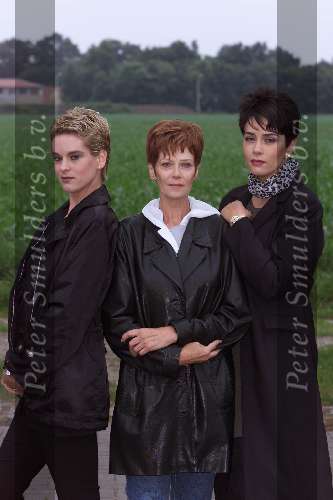 Tubbergen, 20 juni 1999
Hermien Timmerman met haar dochters Sheila Timmerman (blond) en Sandra Timmerman (donker)