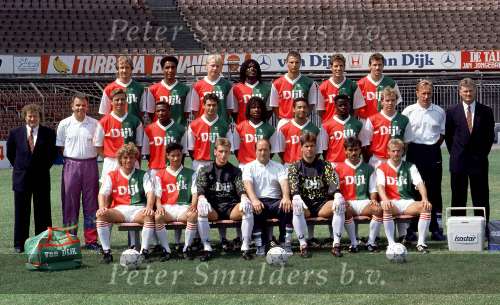 SVV tijdens het sezioen 1990/1991
Met op de schterste rij o.a. v.l.n.r.: Peter Barendse, Dean Gorre
Middelste rij Wim Janssen, Keje Molenaar, Lloyd Kameron en op de voorste rij
JAN MULDER- Carlo L\\\'ami, Dick Advocaat, Joop Hiele, Jos Luhukay